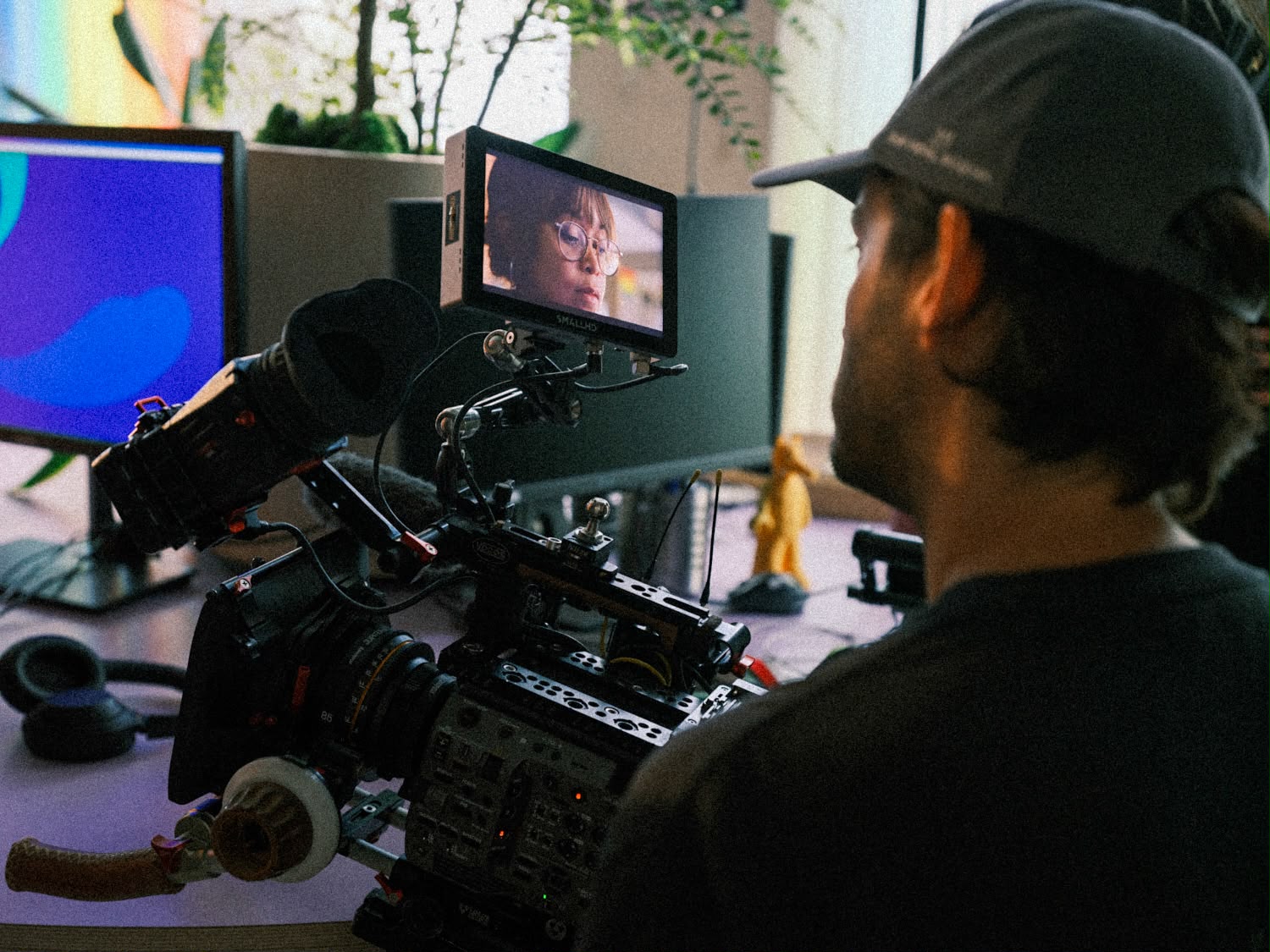 Op de monitor van de camera is een maker in beeld