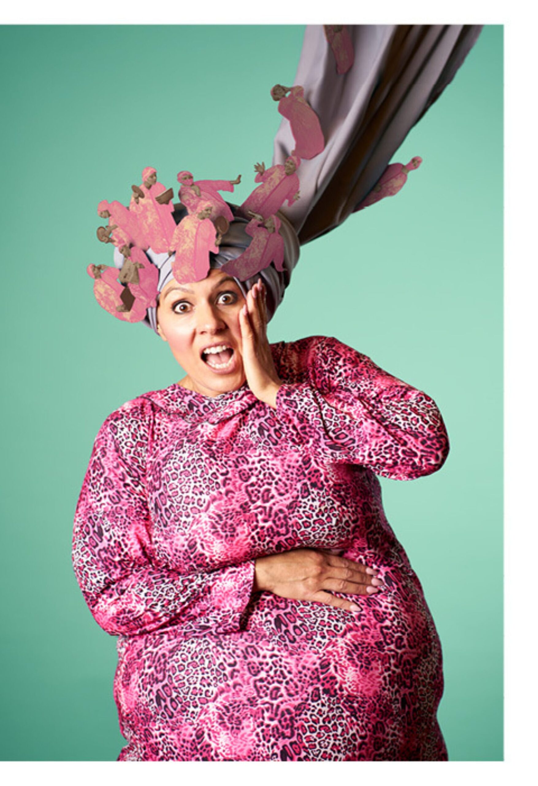 Campagnebeeld van een vrouw in roze met een bloemenhoed