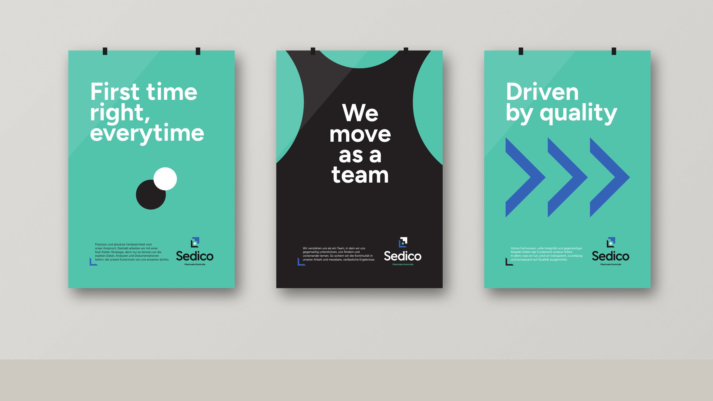 Drie posters van de interne campagne aan de muur: First time right everytime, We move as a team en Driven by quality