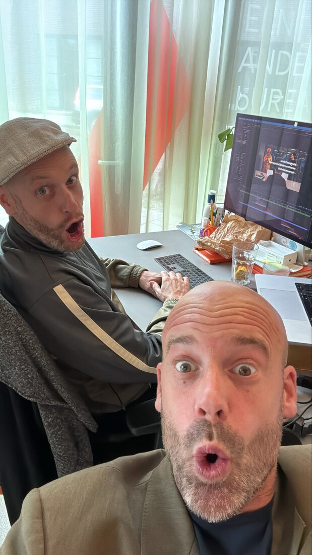 Twee collega’s maken een gekke selfie op kantoor