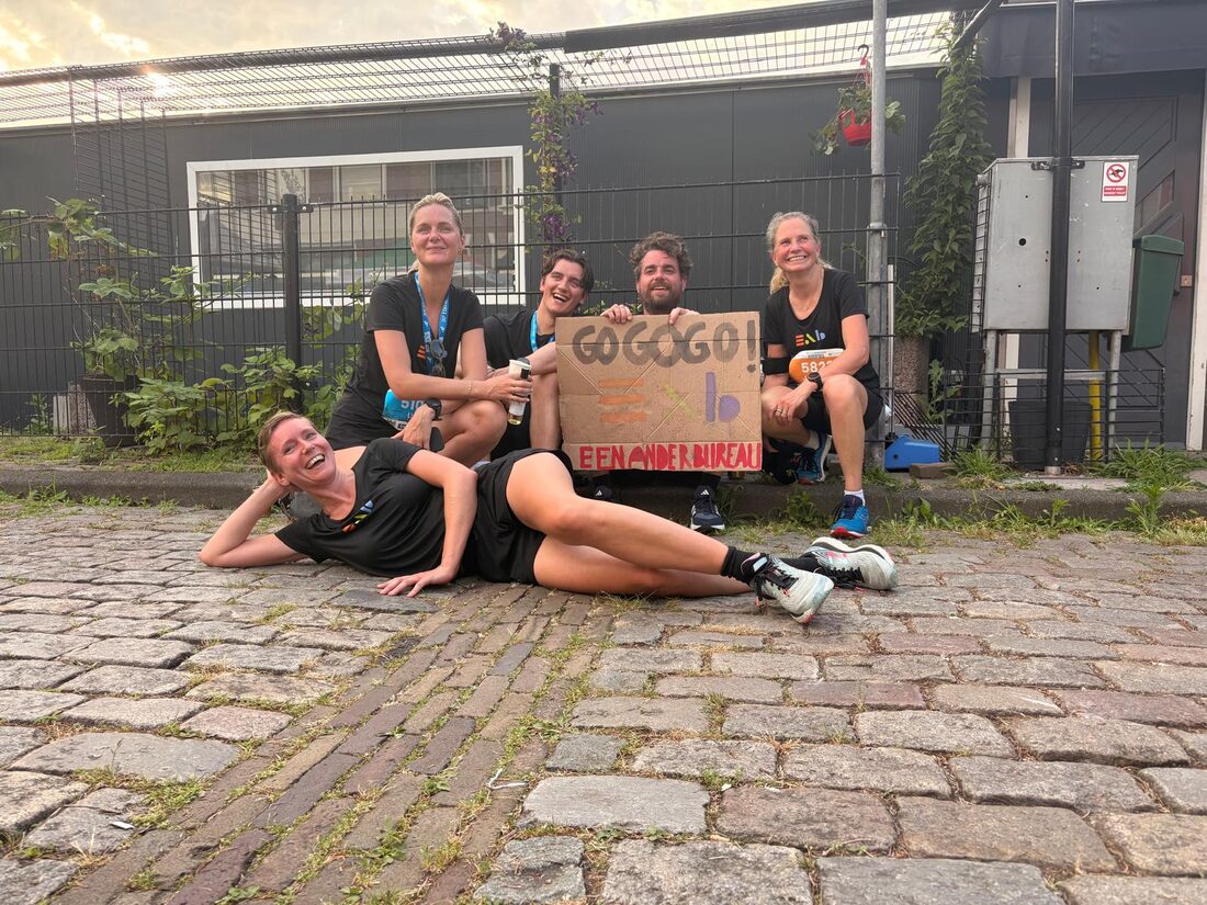 Het team van Een Ander Bureau samen buiten op straat