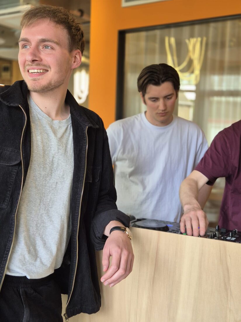Collega’s van Een Ander Bureau samen aan het werk